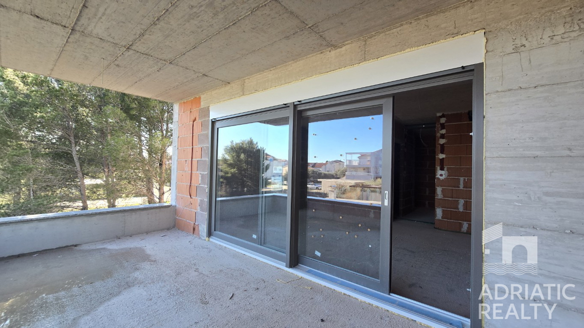 Srima, trisobno stanovanje z veliko teraso in vrtom 196,80 m2