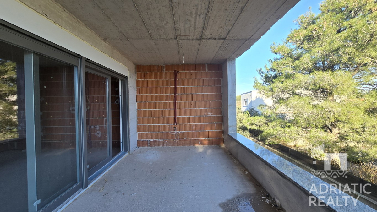 Srima, trisobno stanovanje z veliko teraso in vrtom 196,80 m2