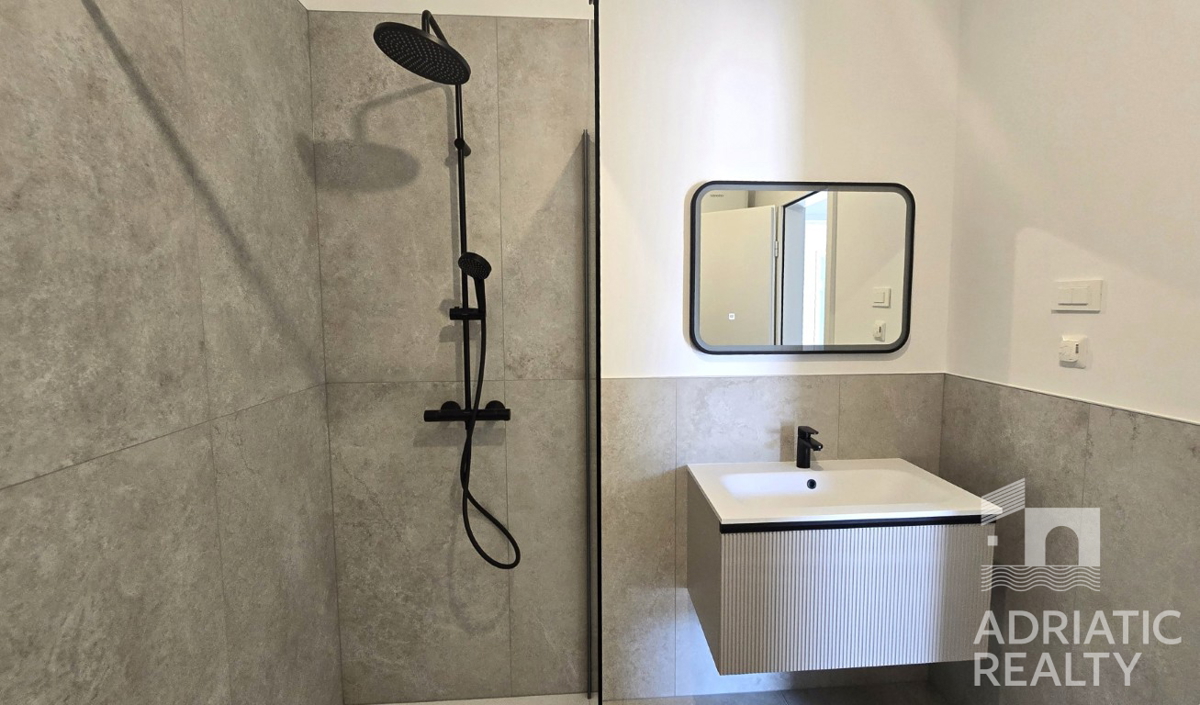 Tribunj, pritlični apartma z dvema spalnicama