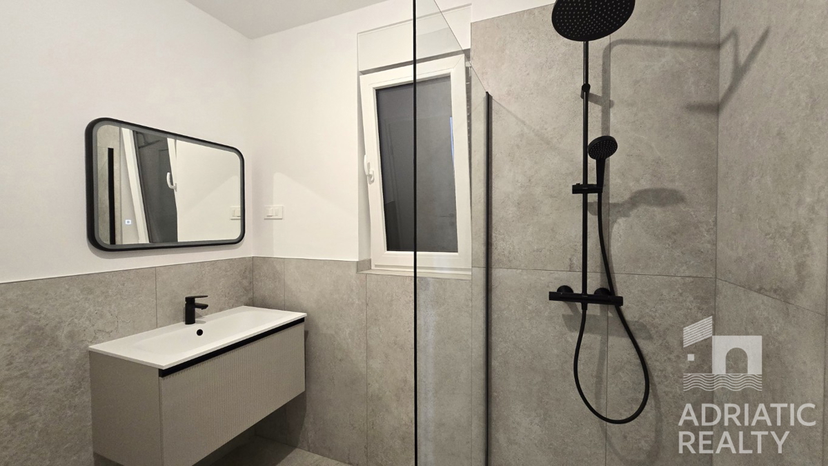Tribunj, pritlični apartma z dvema spalnicama