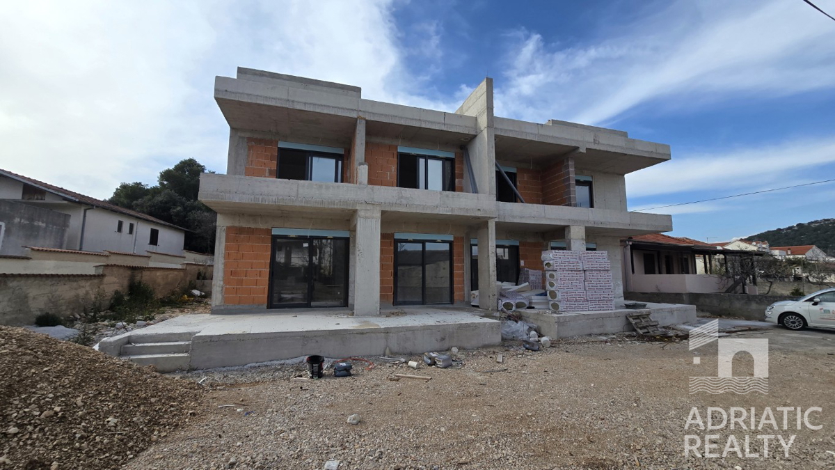 Jezera, otok Murter, sodoben dvoetažni apartma z bazenom na strešni terasi