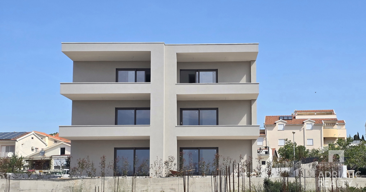 Vodice, dvosobno stanovanje v novogradnji - manj kot 5 min hoje do plaže