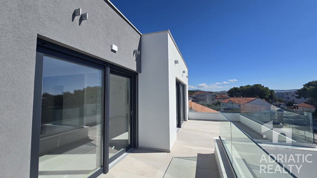 Brodarica, prostoren penthouse, 156,65 m2, 70 m od morja