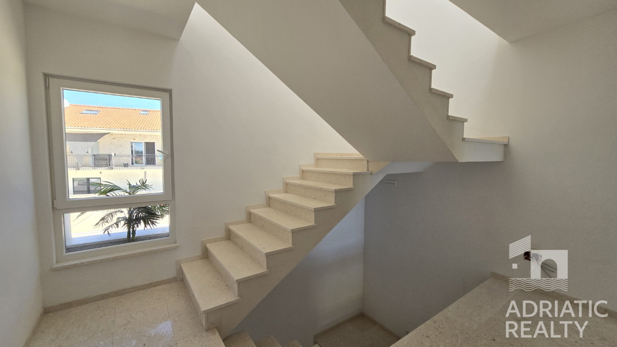 Vodice, dvosobno stanovanje z vrtom na odlični lokaciji