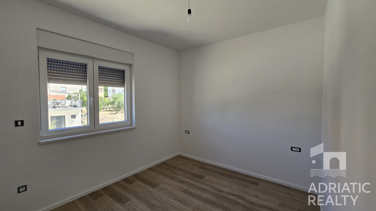 Vodice, dvosobno stanovanje z vrtom na odlični lokaciji