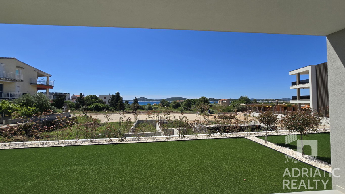 Vodice, dvosobno stanovanje z vrtom na odlični lokaciji