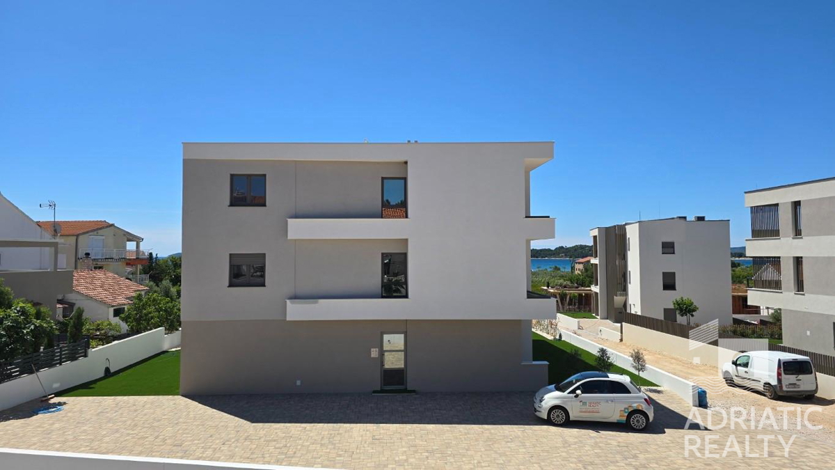 Vodice, dvosobno stanovanje z vrtom na odlični lokaciji