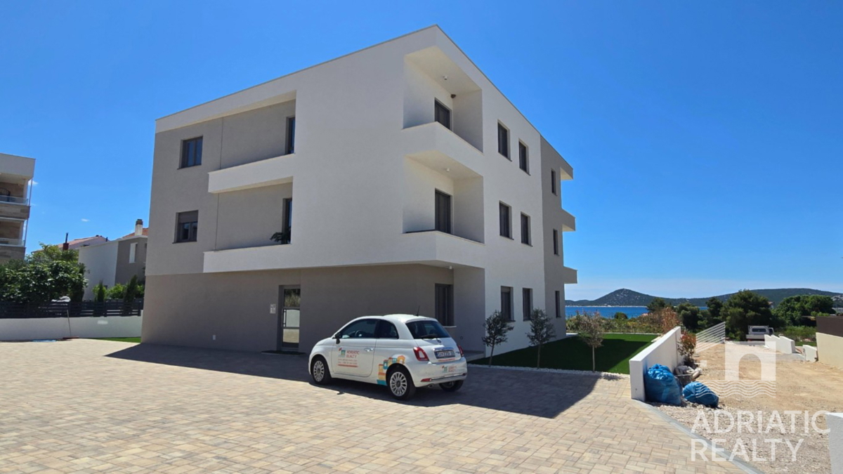 Vodice, dvosobno stanovanje z vrtom na odlični lokaciji
