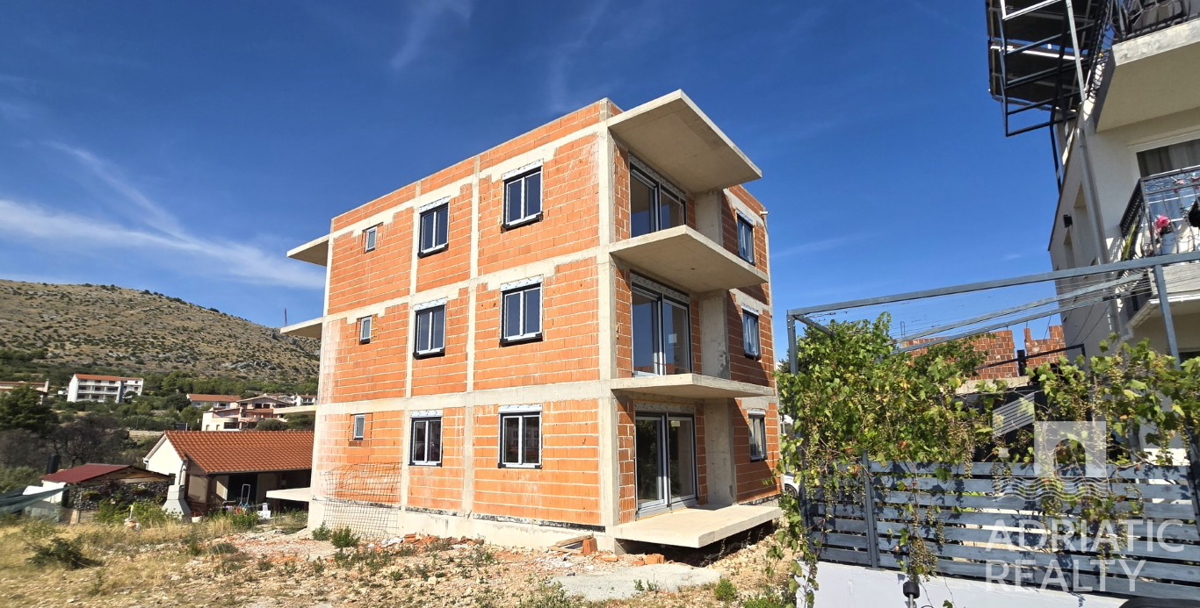 Grebaštica, dvosobno stanovanje z vrtom v bližini plaže