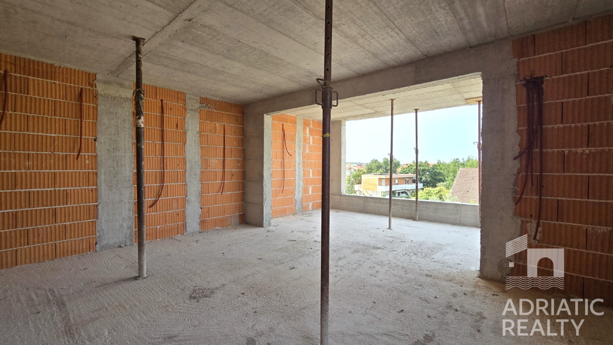 Srima, enosobno stanovanje s prostorno teraso, 300 m od plaže
