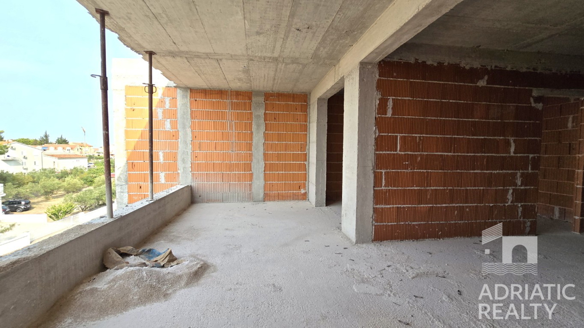 Srima, enosobno stanovanje s prostorno teraso, 300 m od plaže