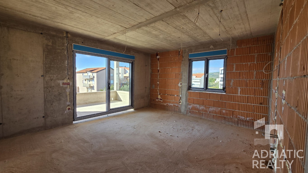 Vodice, dvosobno stanovanje s teraso in parkirnim mestom