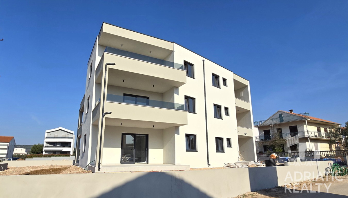 Vodice, dvosobno stanovanje s teraso in parkirnim mestom