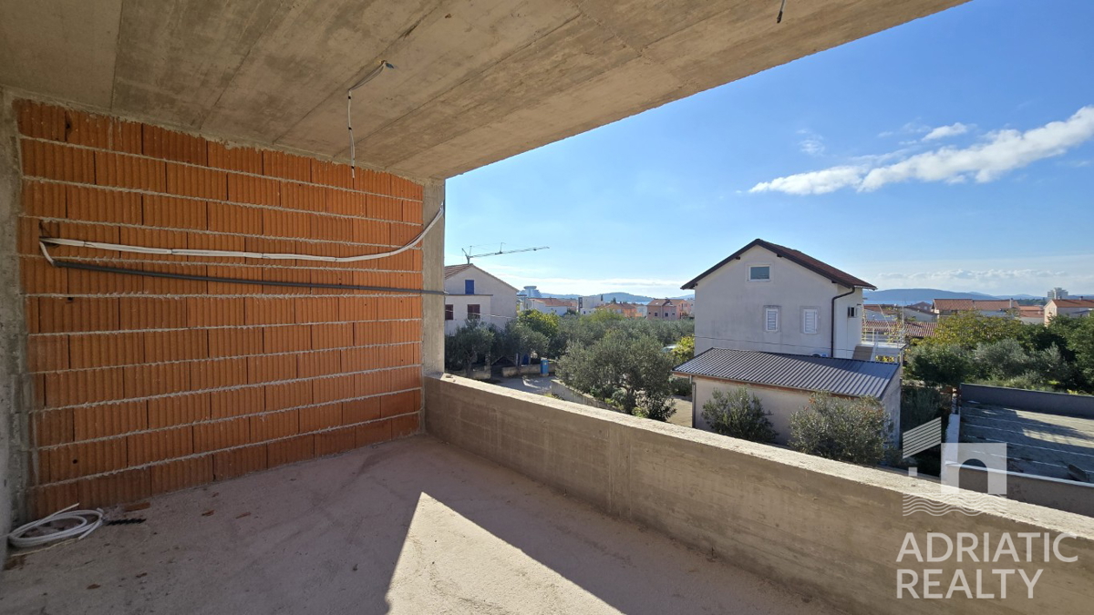 Vodice, dvosobno stanovanje s teraso in parkirnim mestom