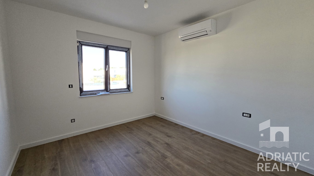 Vodice, dvosobno stanovanje s teraso in parkirnim mestom