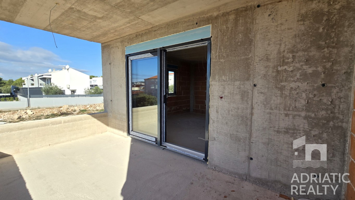 Vodice, dvosobno stanovanje s teraso in parkirnim mestom