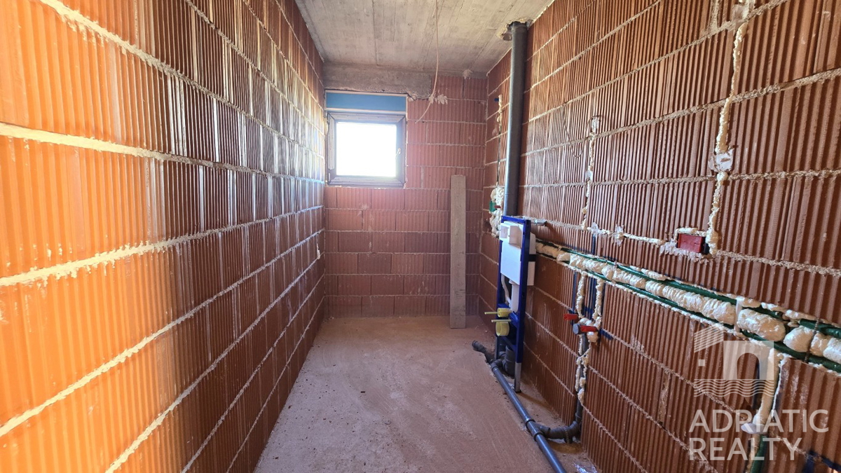 Vodice, dvosobno stanovanje s teraso in parkirnim mestom