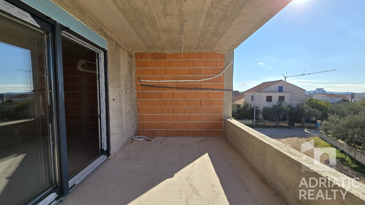 Vodice, dvosobno stanovanje s teraso in parkirnim mestom