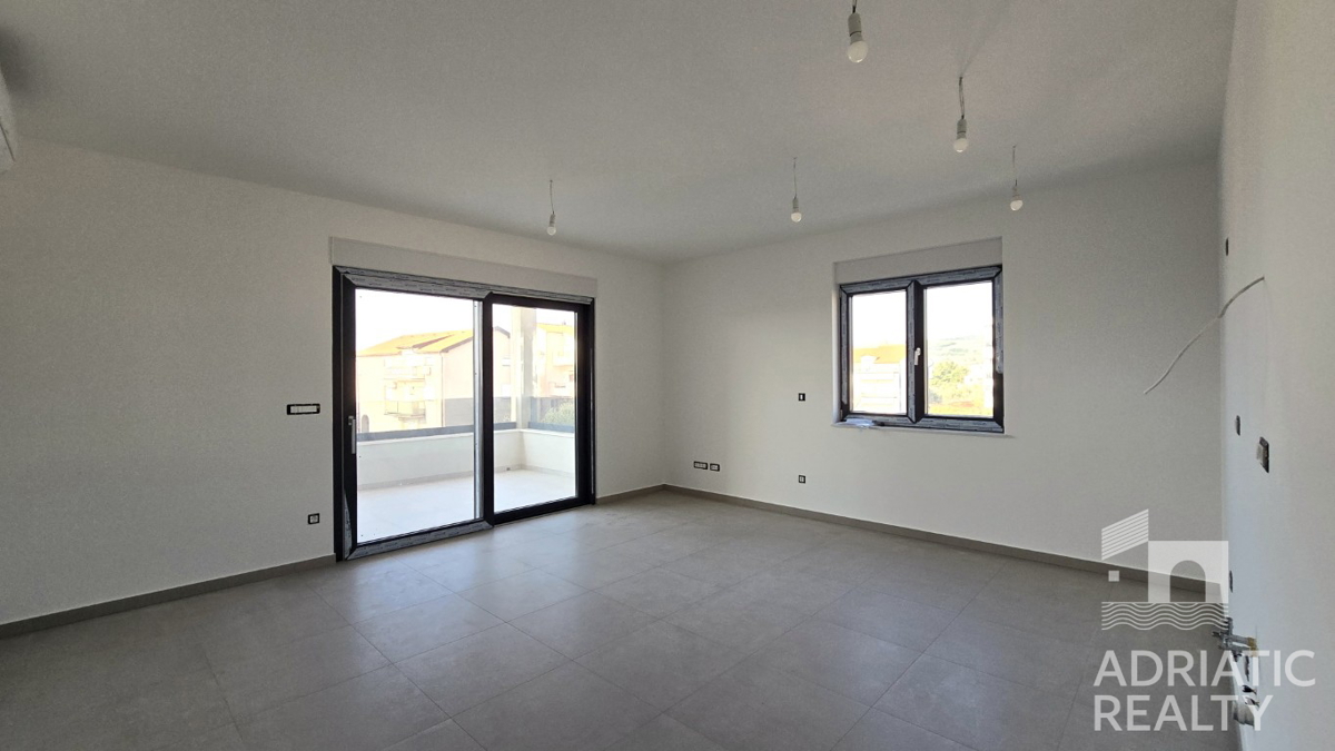 Vodice, dvosobno stanovanje s teraso in parkirnim mestom