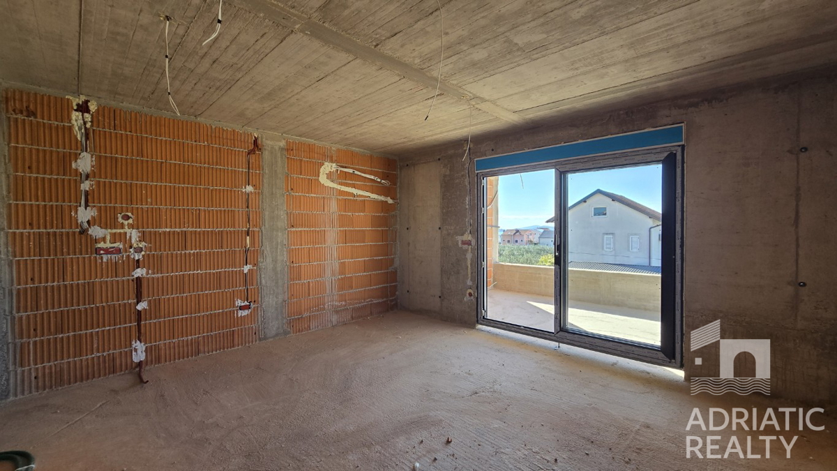 Vodice, dvosobno stanovanje s teraso in parkirnim mestom