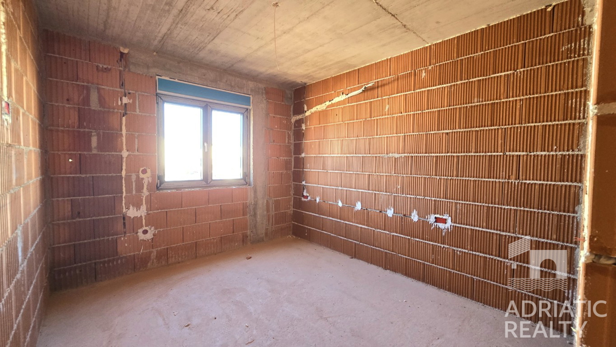 Vodice, dvosobno stanovanje s teraso in parkirnim mestom