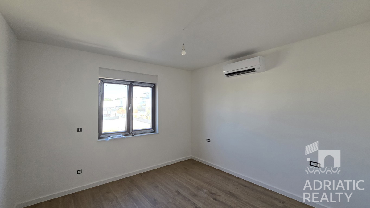 Vodice, dvosobno stanovanje s teraso in parkirnim mestom