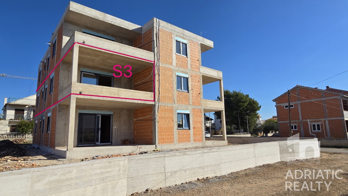 Vodice, dvosobno stanovanje s teraso in parkirnim mestom