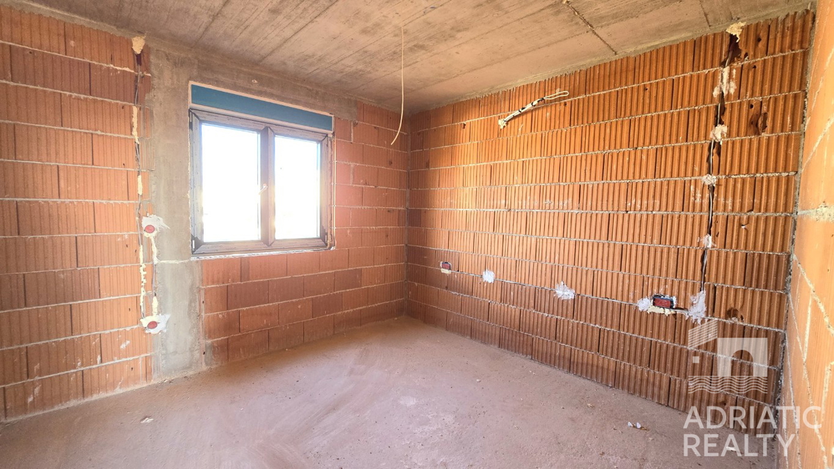 Vodice, dvosobno stanovanje s teraso in parkirnim mestom