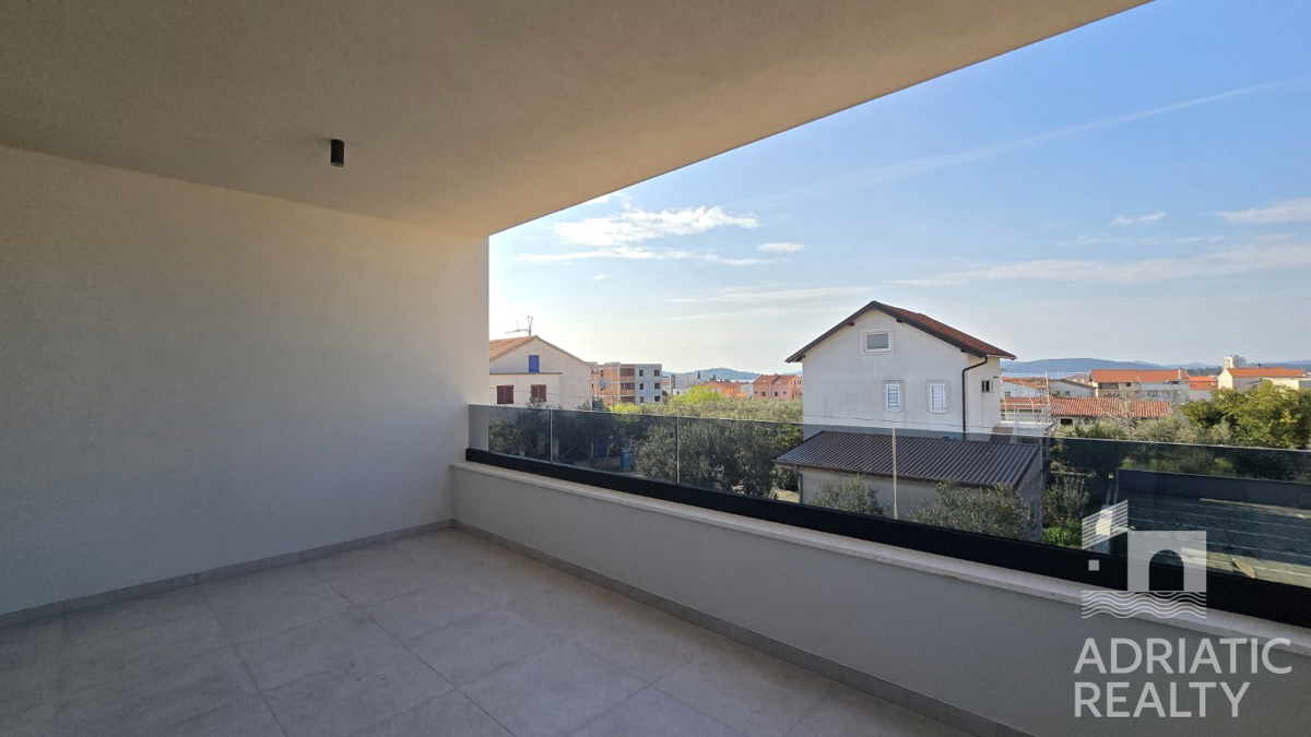 Vodice, dvosobno stanovanje s teraso in parkirnim mestom