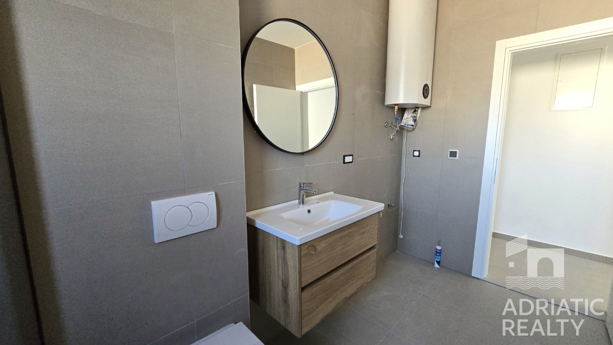 Vodice, dvosobno stanovanje s teraso in parkirnim mestom