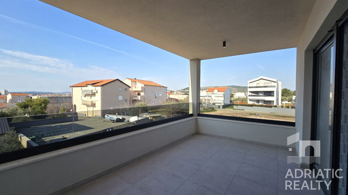 Vodice, dvosobno stanovanje s teraso in parkirnim mestom