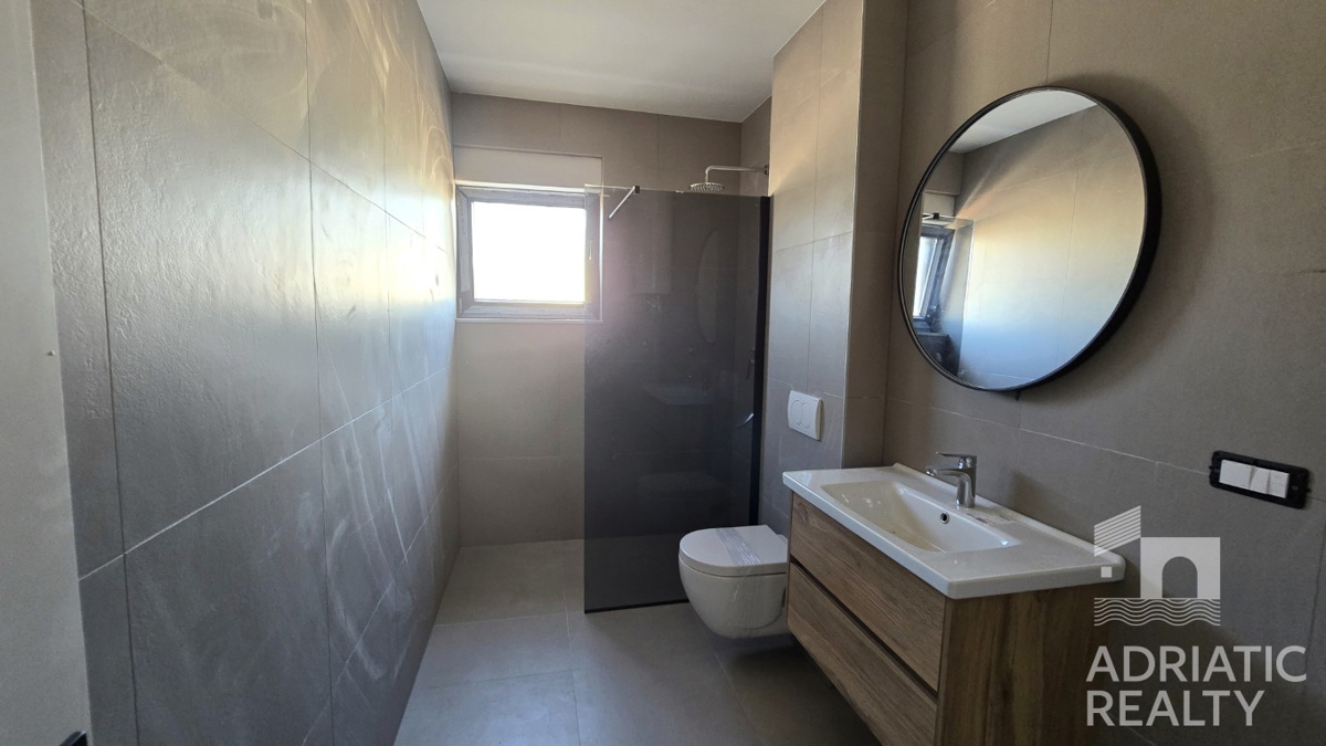 Vodice, dvosobno stanovanje s teraso in parkirnim mestom