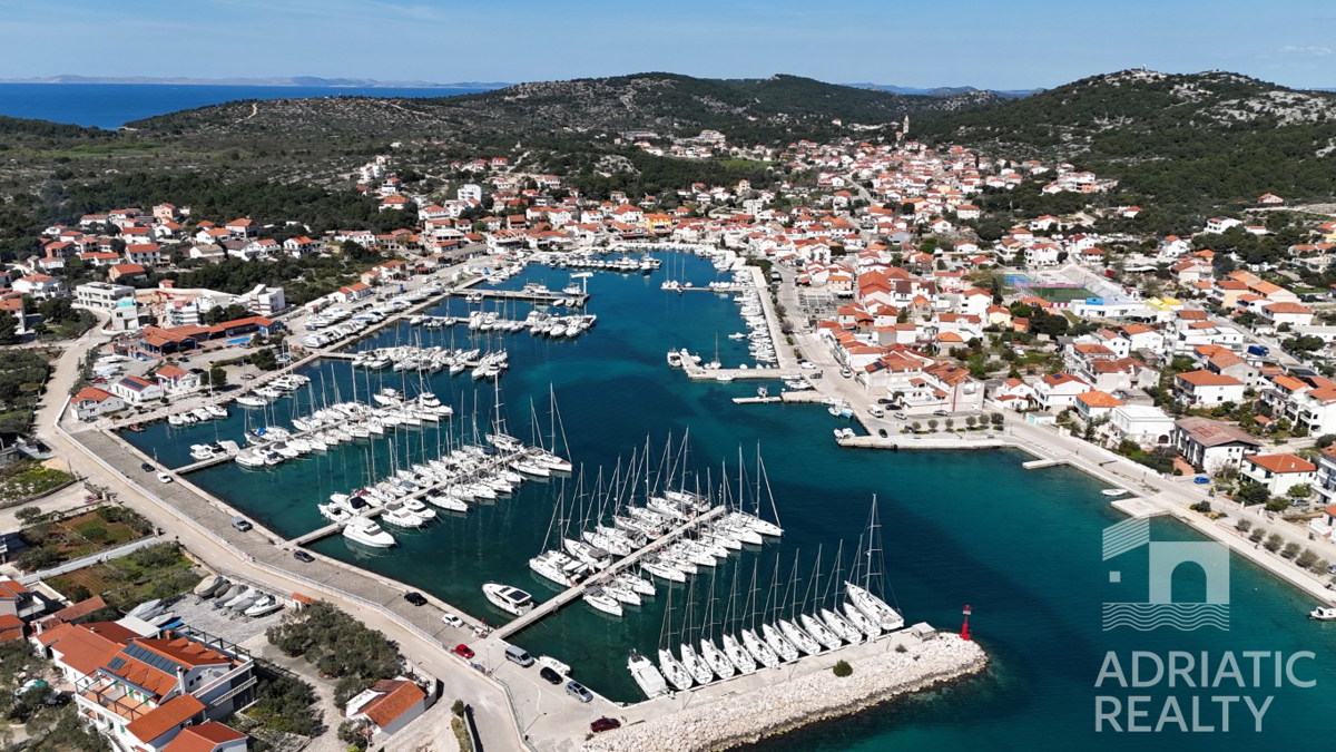 Jezera, otok Murter, luksuzno stanovanje z bazenom, 50 m od morja