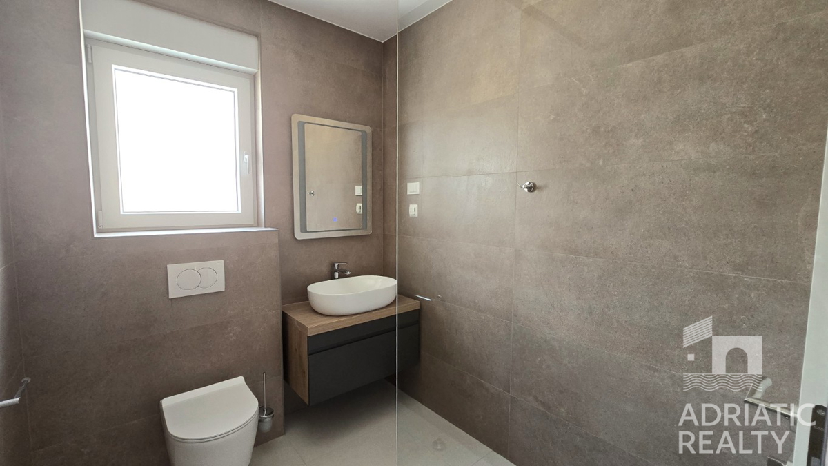 Vodice, dvosobno stanovanje v moderni novogradnji blizu plaže