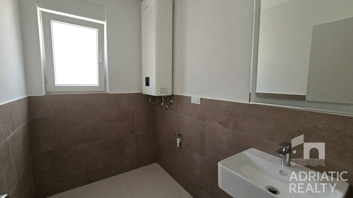 Vodice, dvosobno stanovanje v moderni novogradnji blizu plaže