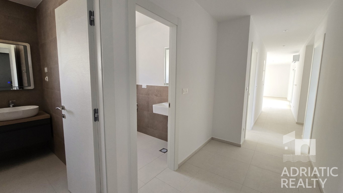 Vodice, dvosobno stanovanje v moderni novogradnji blizu plaže