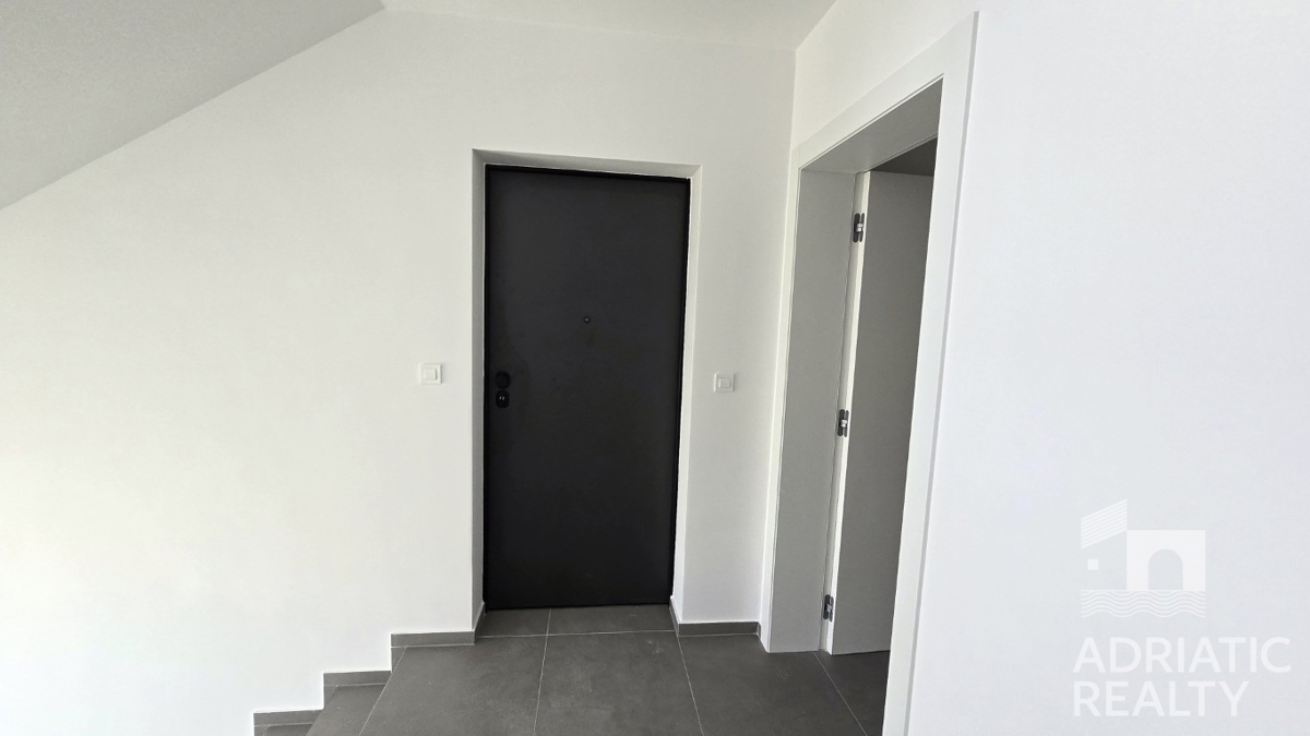 Vodice, dvosobno stanovanje v moderni novogradnji blizu plaže