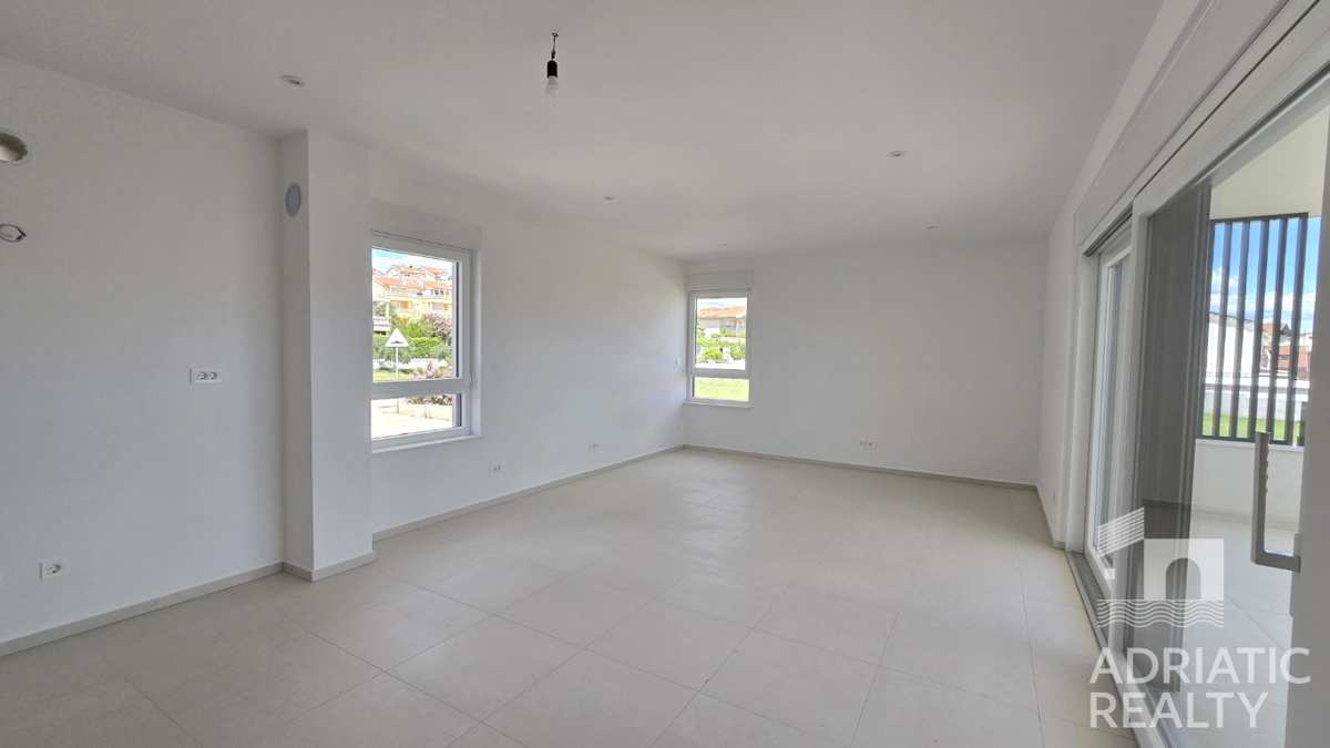 Vodice, dvosobno stanovanje v moderni novogradnji blizu plaže