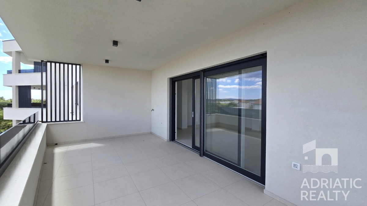 Vodice, dvosobno stanovanje v moderni novogradnji blizu plaže