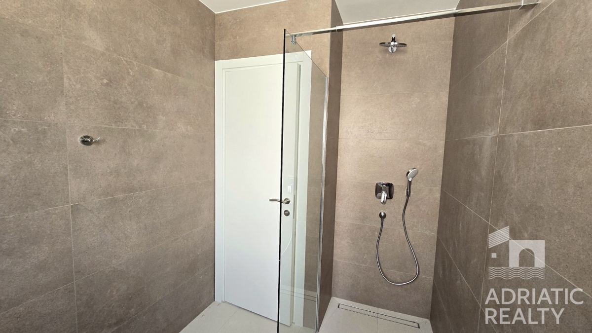 Vodice, dvosobno stanovanje v moderni novogradnji blizu plaže