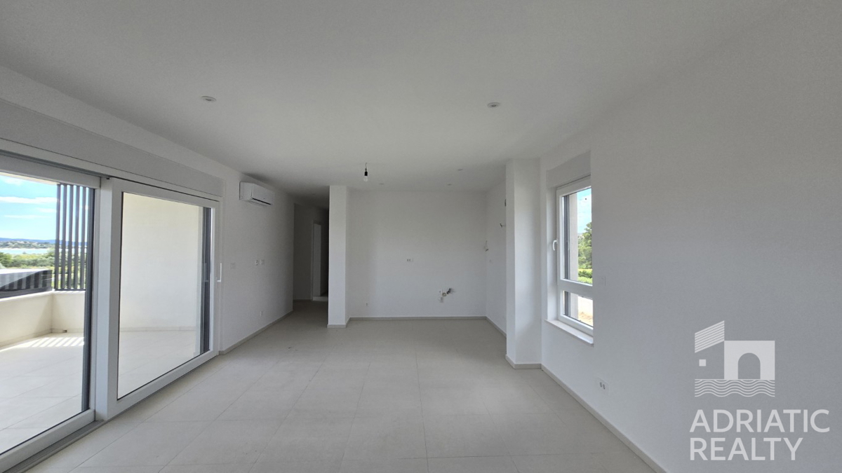 Vodice, dvosobno stanovanje v moderni novogradnji blizu plaže