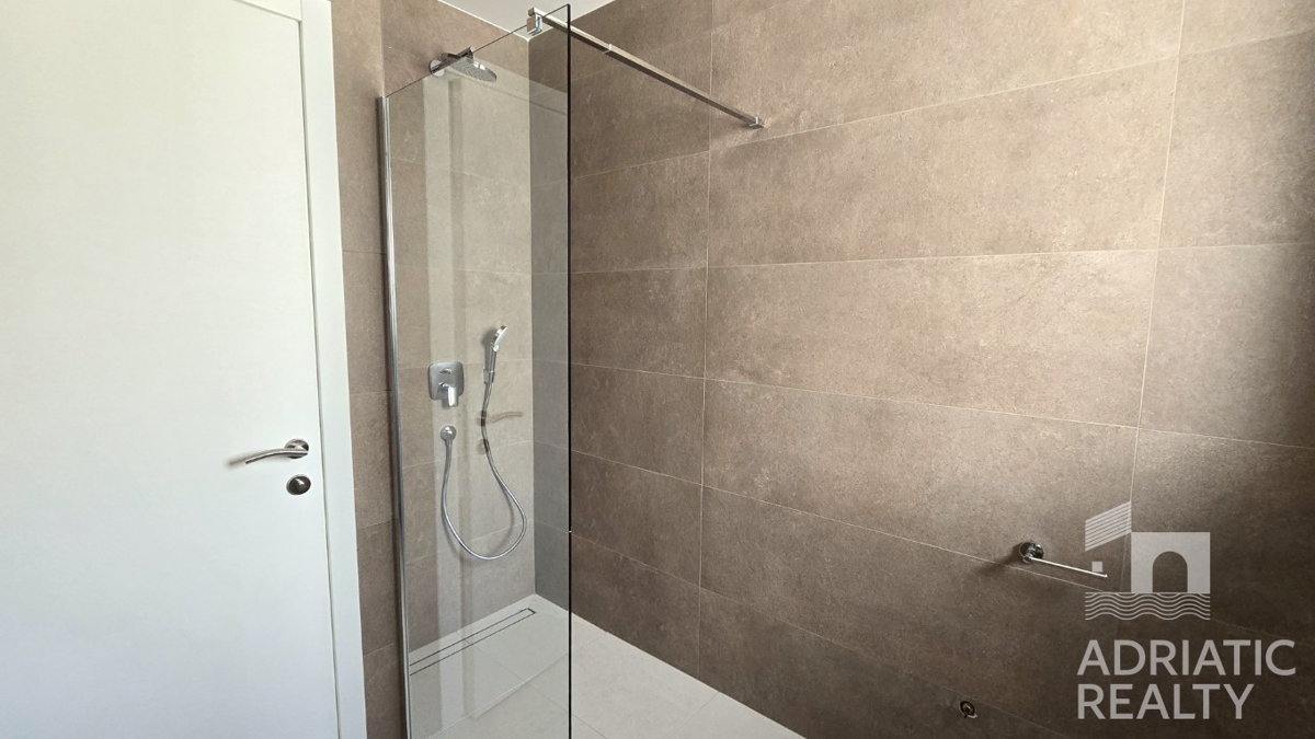 Vodice, dvosobno stanovanje v moderni novogradnji blizu plaže