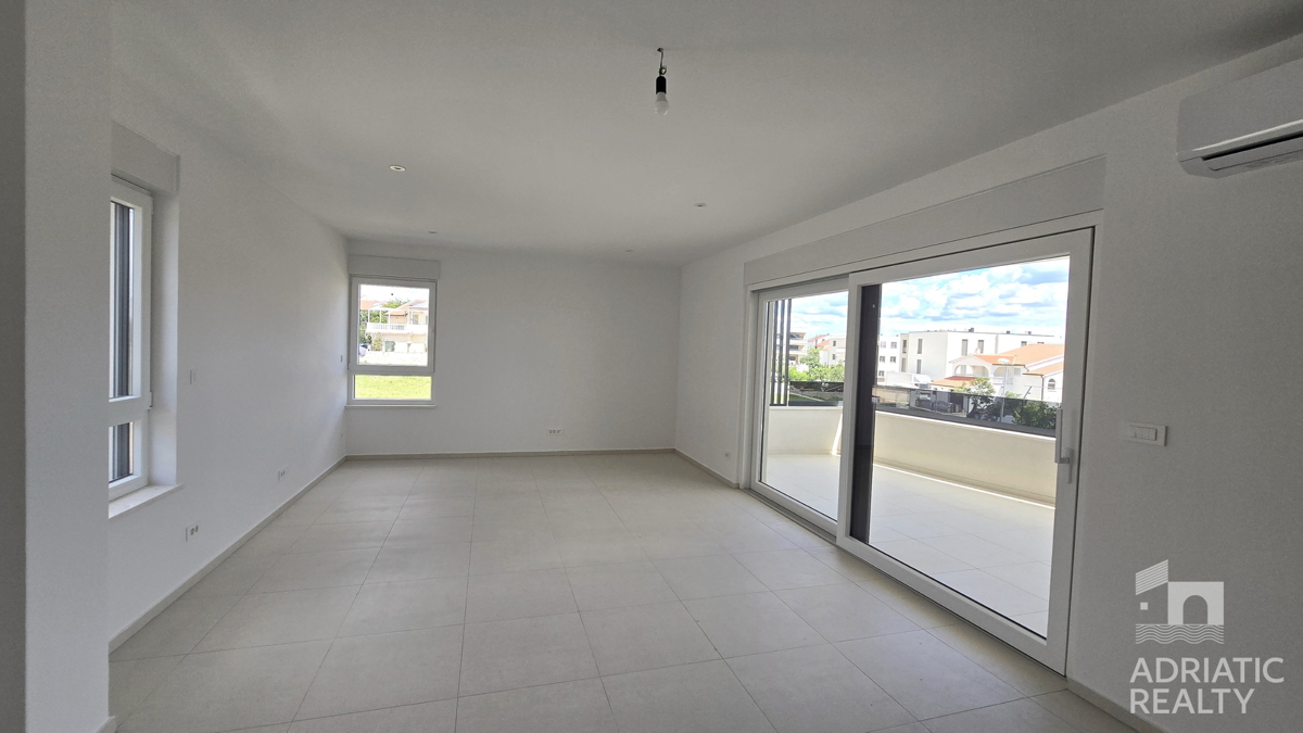 Vodice, dvosobno stanovanje v moderni novogradnji blizu plaže