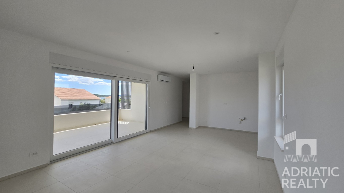 Vodice, dvosobno stanovanje v moderni novogradnji blizu plaže