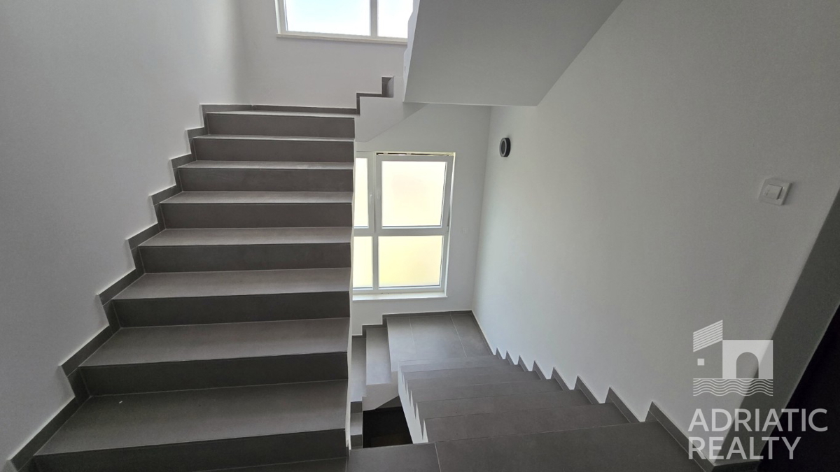 Vodice, dvosobno stanovanje v moderni novogradnji blizu plaže