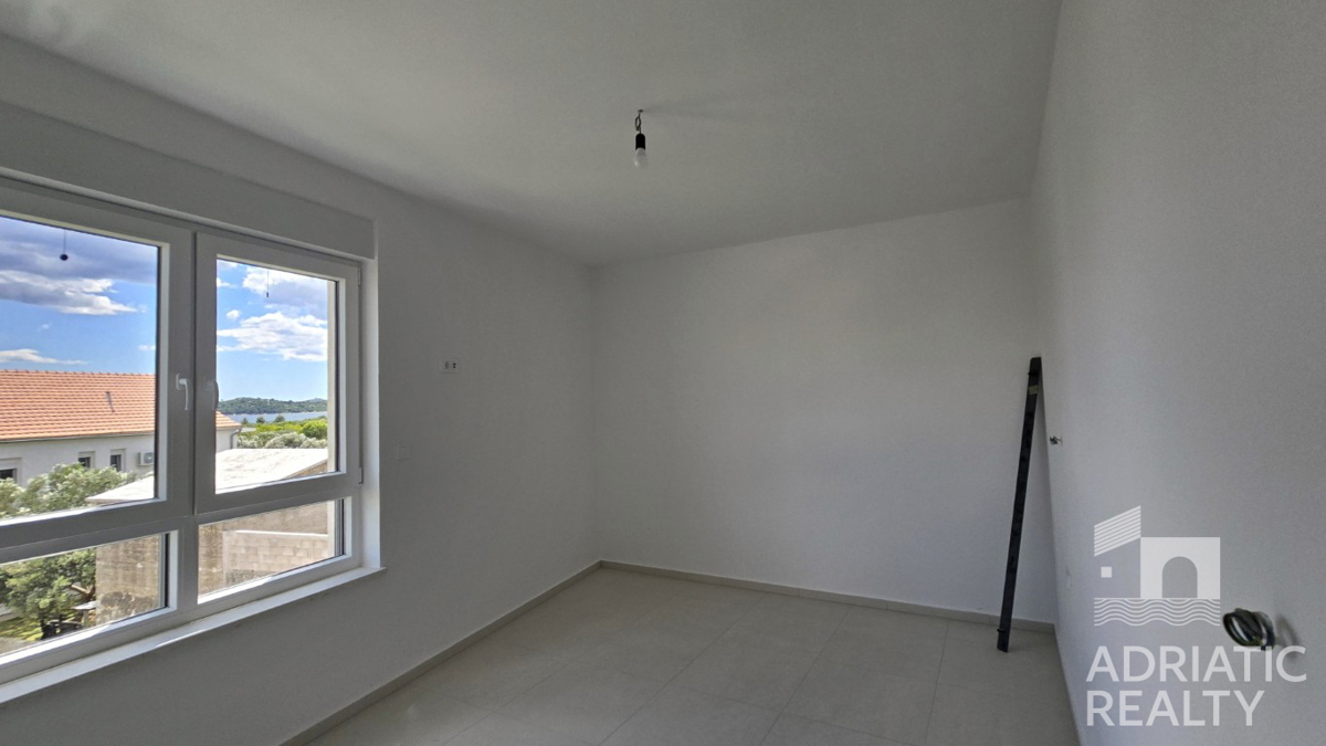 Vodice, dvosobno stanovanje v moderni novogradnji blizu plaže