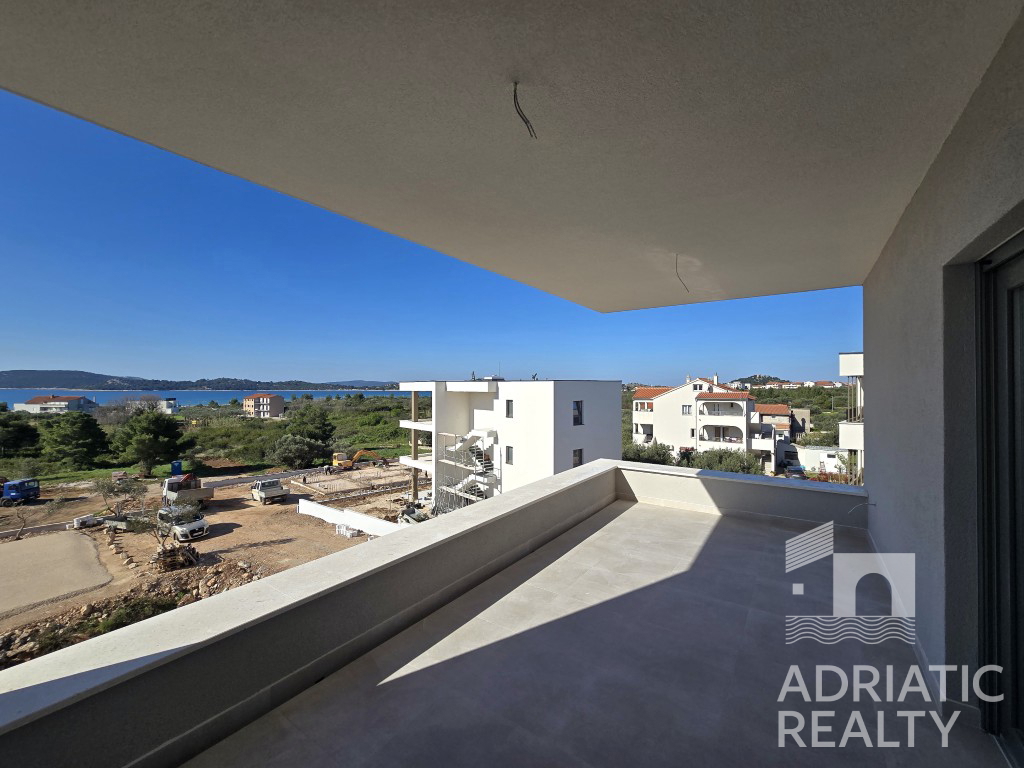 Vodice, moderan trosoben stan s prekrasnim pogledom na morje