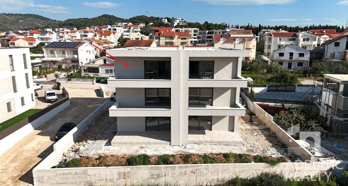 Vodice, moderan trosoben stan s prekrasnim pogledom na morje