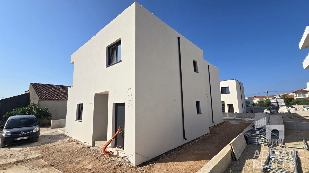 Vodice, moderna dvojna hiša z vrtom na mirni lokaciji