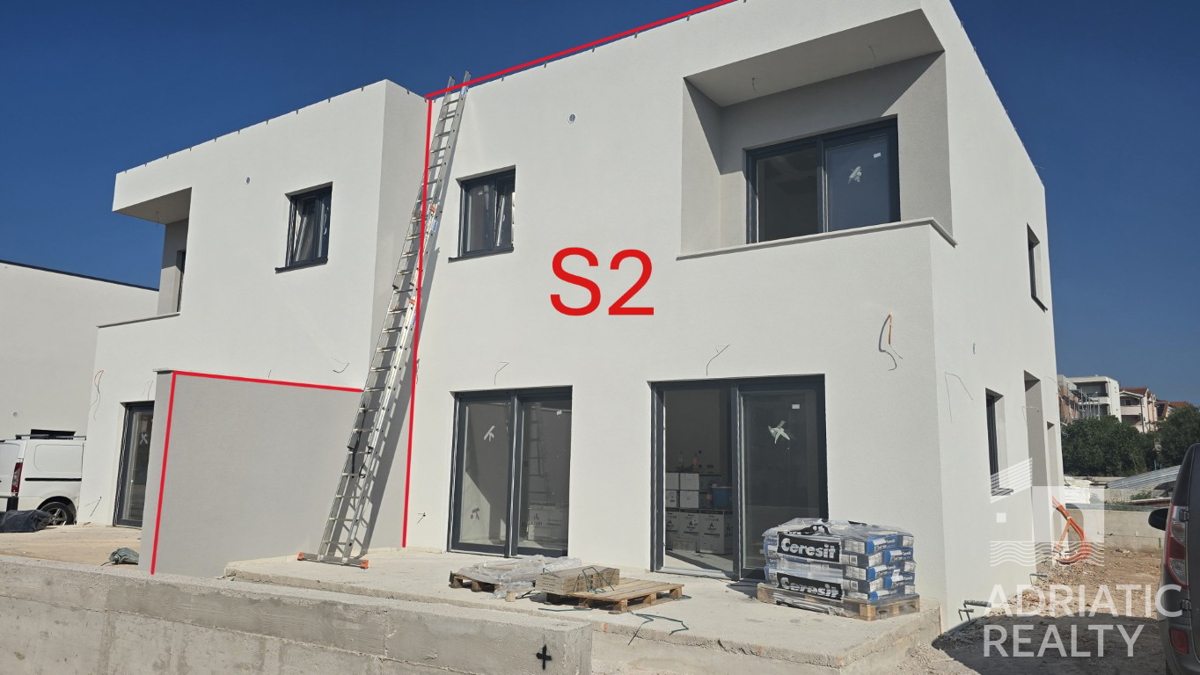 Vodice, moderna dvojna hiša z vrtom na mirni lokaciji